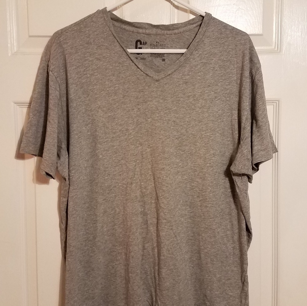 Gap v-neck